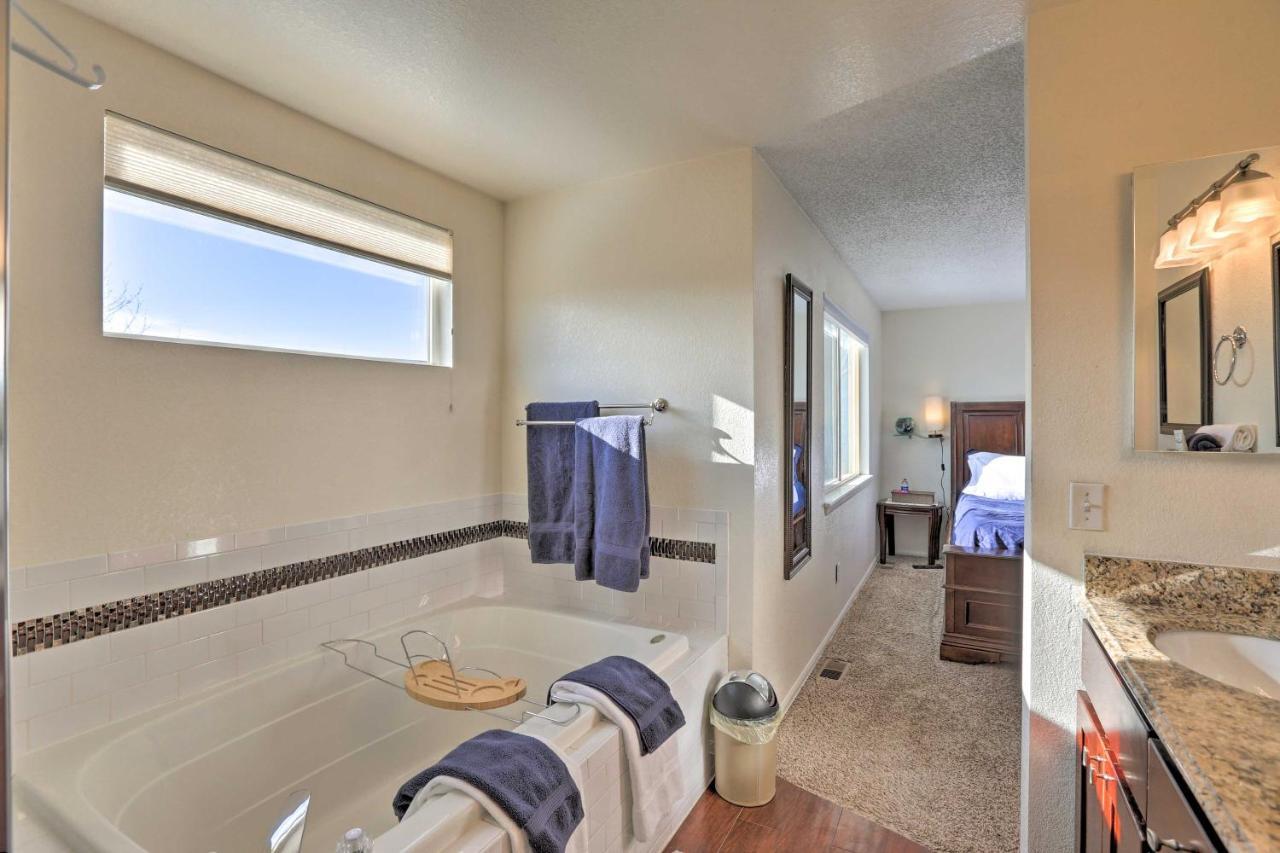 Cozy With Fenced-in Backyard! Centennial