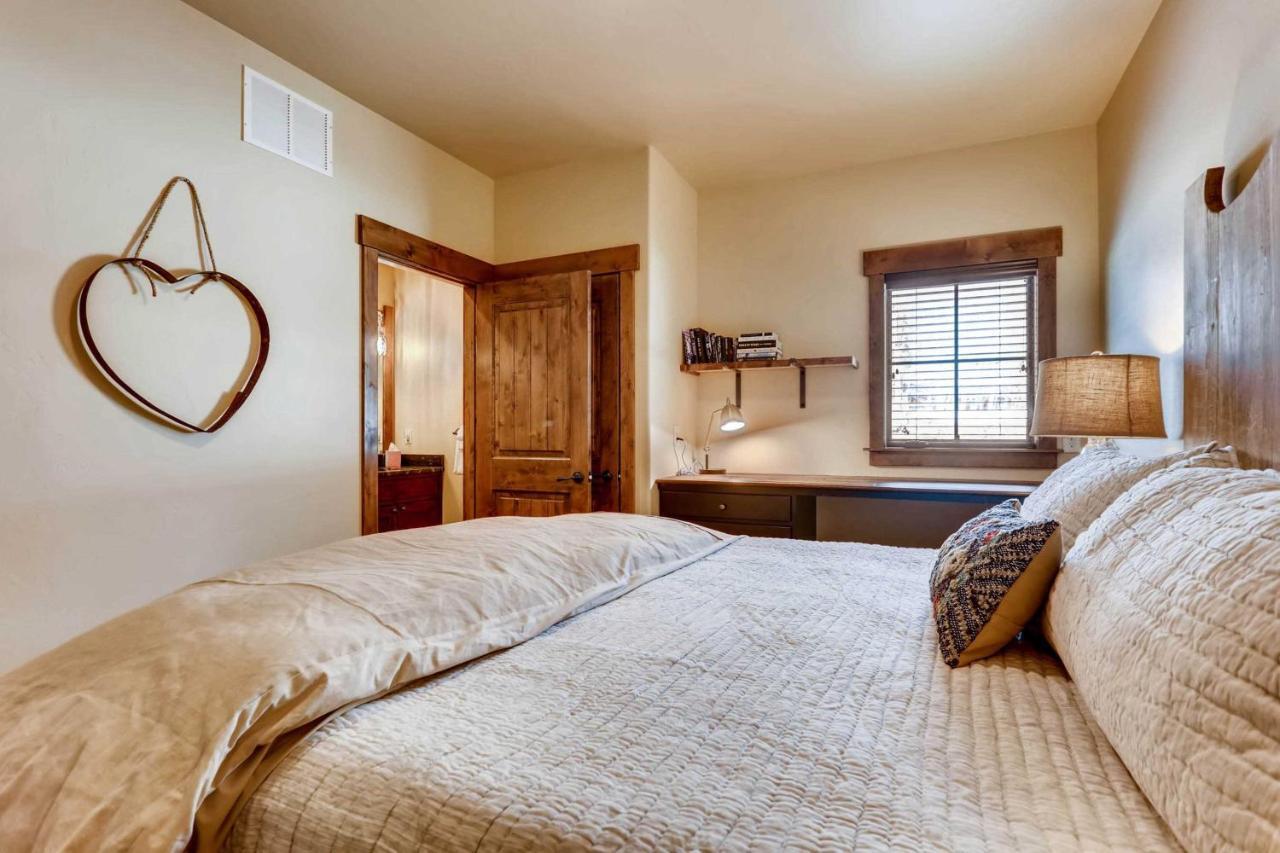 Updated Western 2 Blocks To Grand Lake! Holiday home Grand Lake