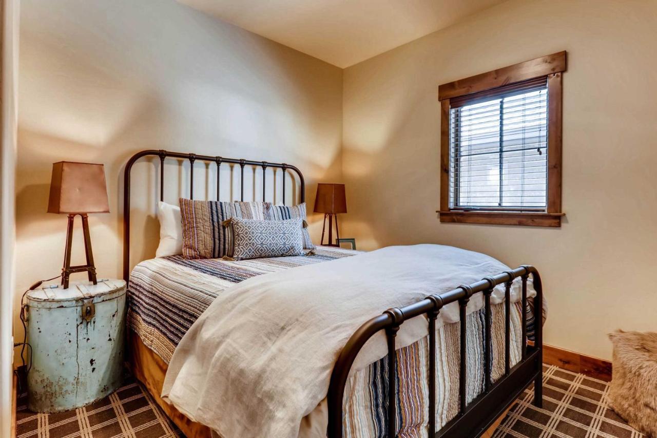 Holiday home Updated Western 2 Blocks To Grand Lake! *
