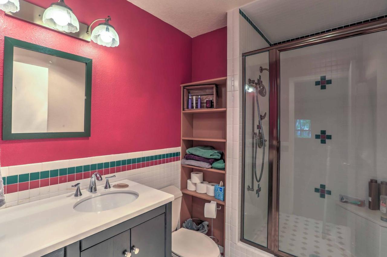 Peaceful Hideaway Only 1 Mi To Downtown! Holiday home