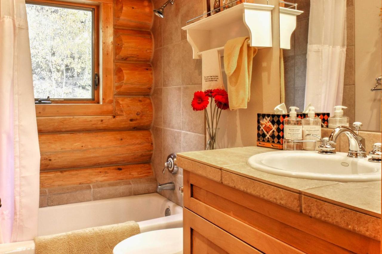 Secluded With Mountain Views And Hot Tub Granby