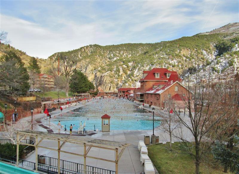 Apartment Cozy With 2 Decks! Glenwood Springs