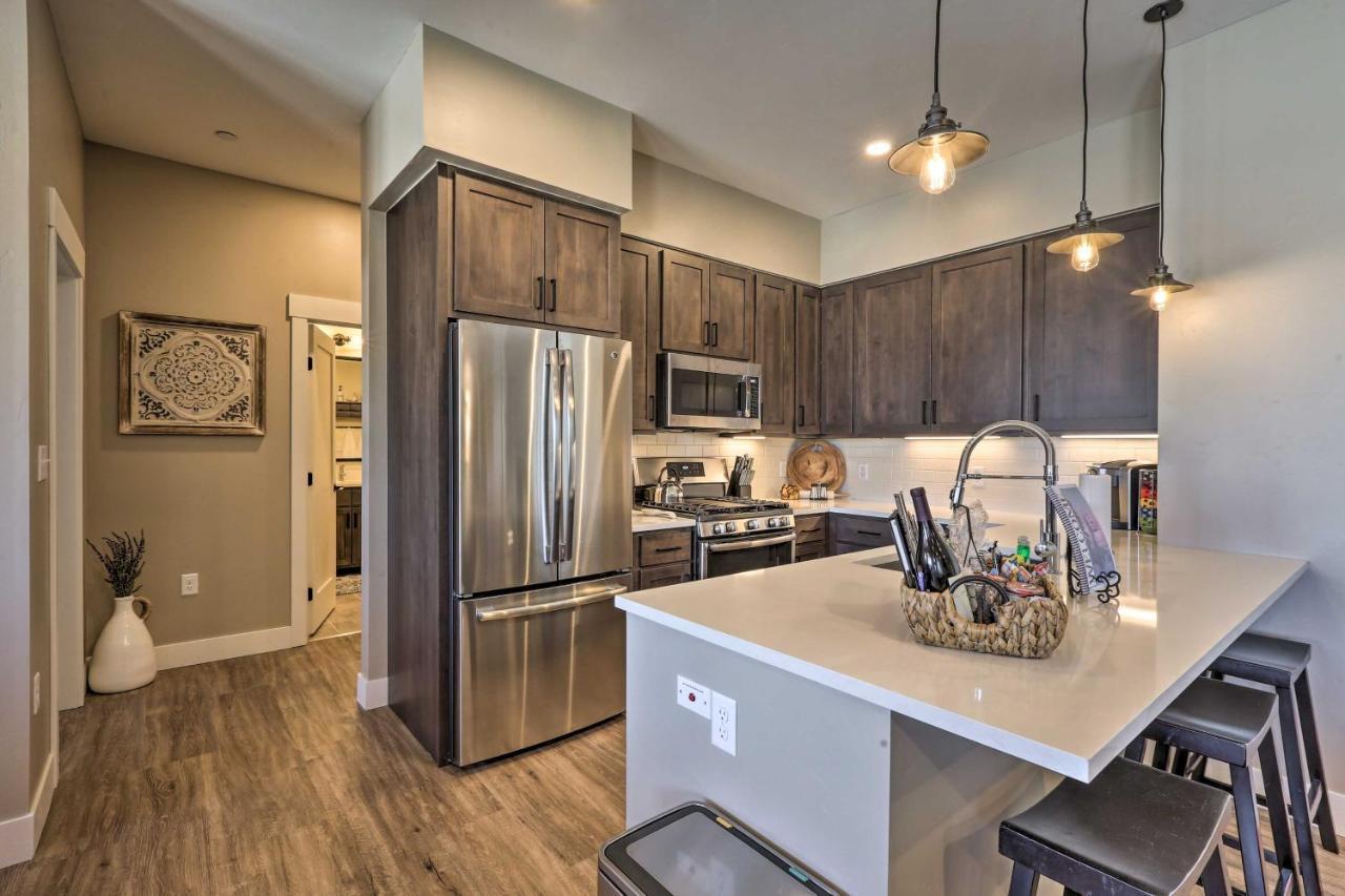 Apartment With View - 1 Block To Main St - 4 Mi To Ski!