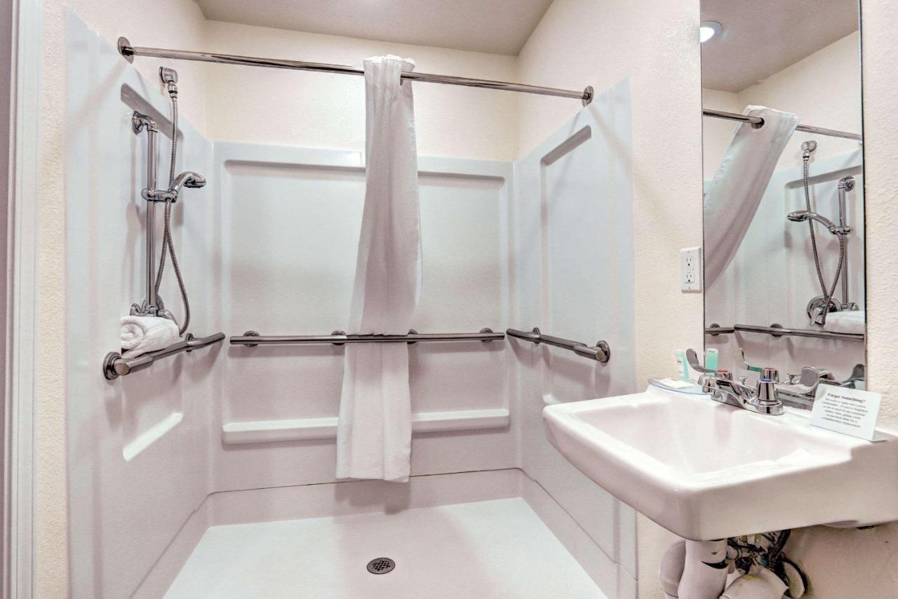 Suburban Denver North Hotel 2*