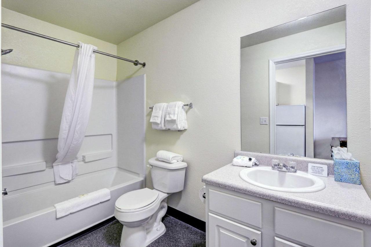Suburban Denver North Hotel 2*
