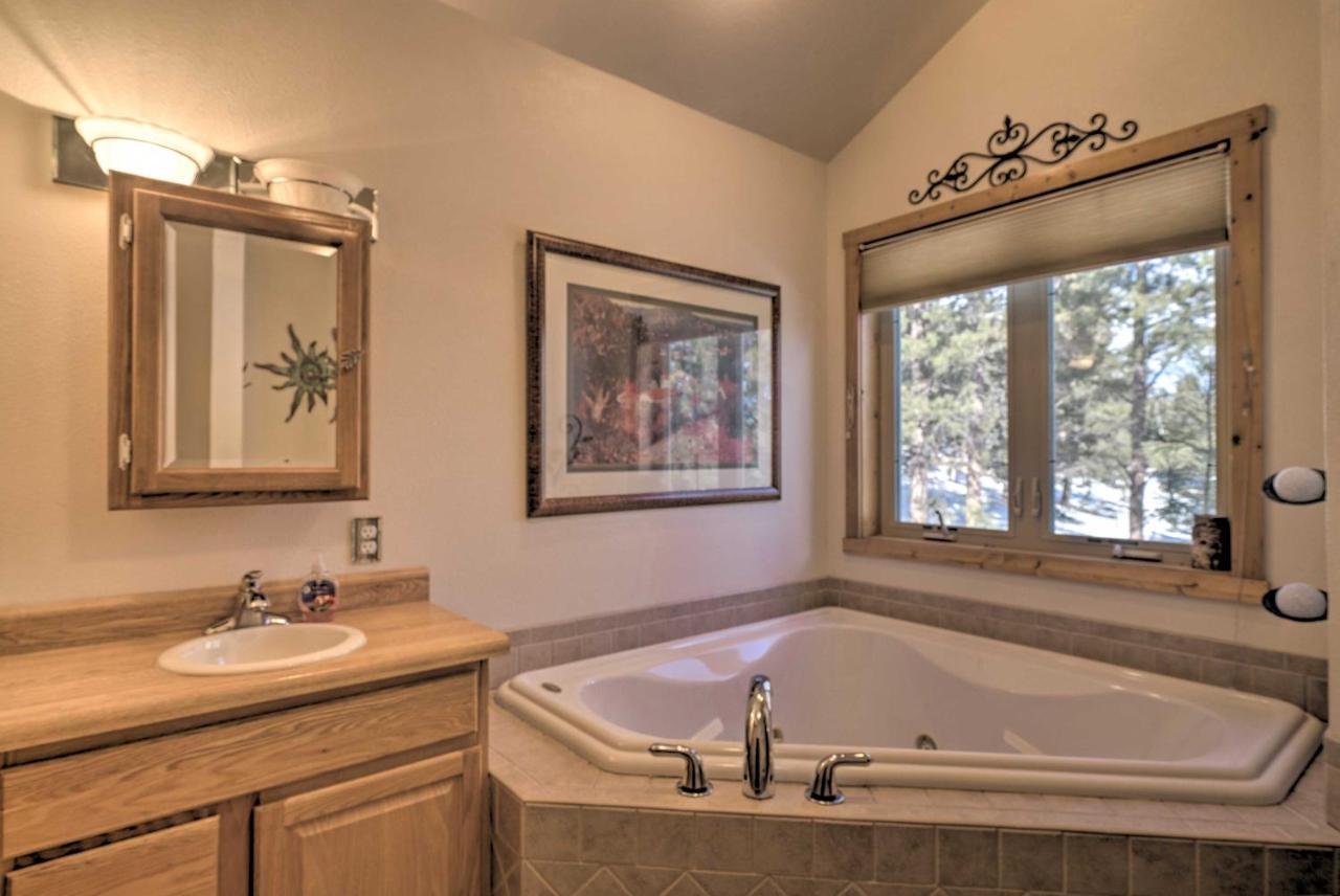 Log With Mountain Views About 30 Mi To Pikes Peak! Holiday home