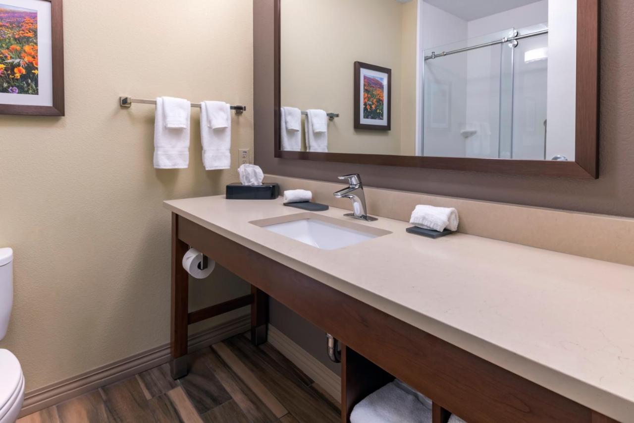 La Quinta By Wyndham Hotel