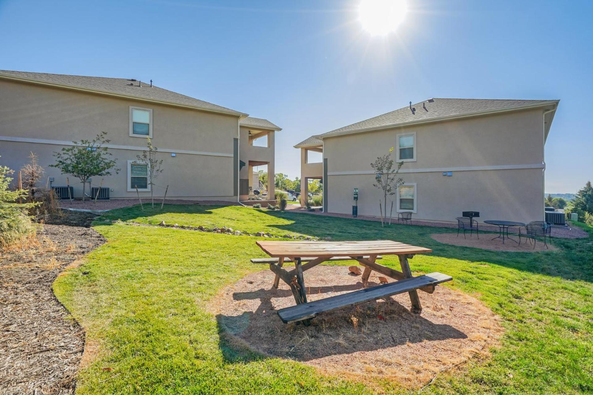 Ground Floor Condo-mins To Downtown-pet Friendly Holiday home *