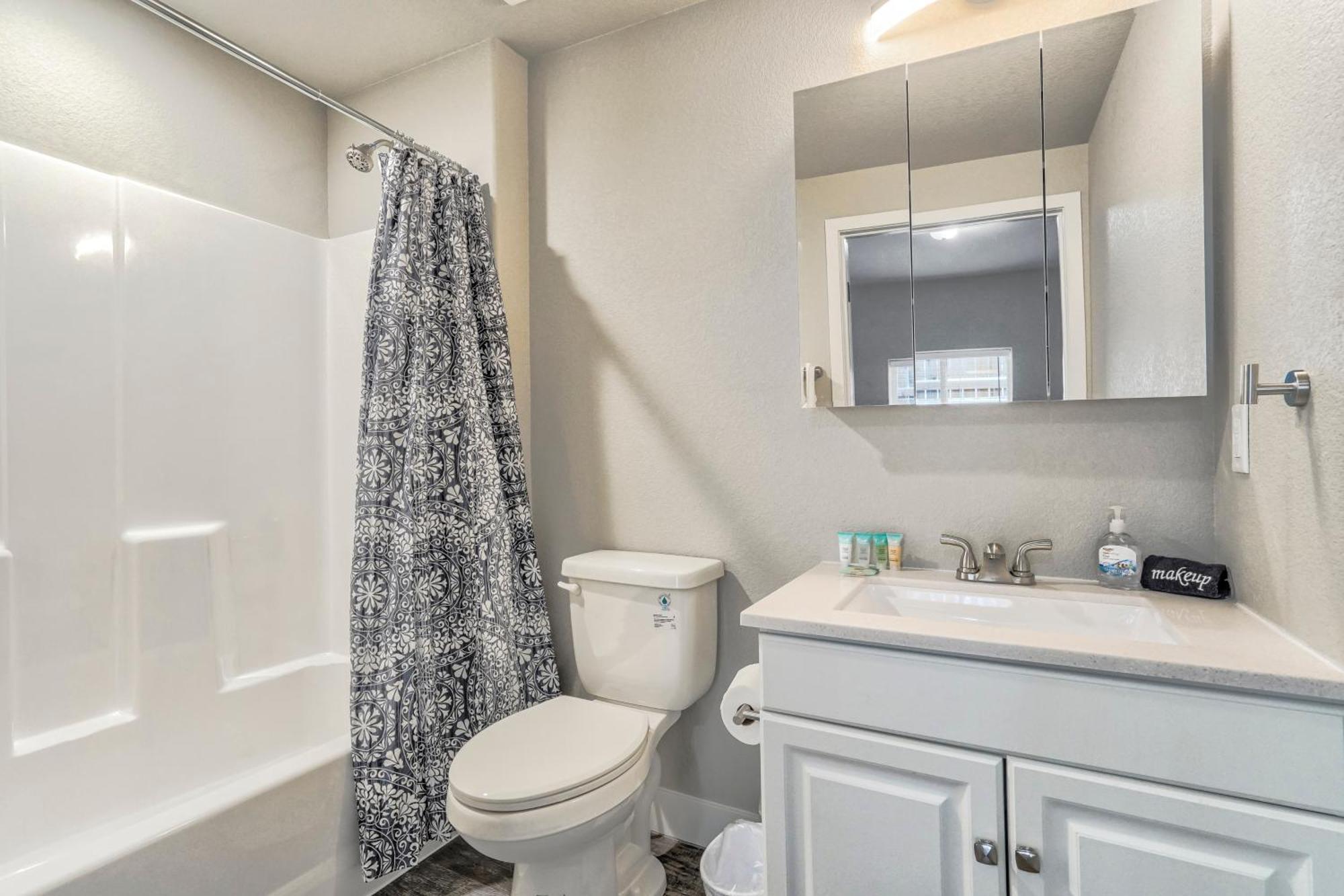 Holiday home Ground Floor Condo-mins To Downtown-pet Friendly *