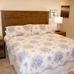 Woods Manor #302-A - Close To Main Street - Access To Indoor Hot Tub And Shuttle