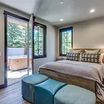 Walk To The Slopes! Completely Remodeled With 5-Star Finishes And Private Hot Tub!