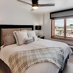 Bear Claw 406 - Ski-In Ski-Out Condo!