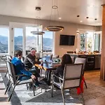 Casa De Cristal-Epic Views-Hottub-Sauna-Sleeps 10-Luxury Linens-Stocked Kitchen