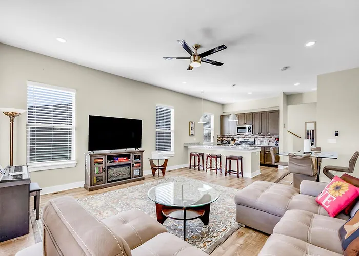 New! Mountain Views, Walk To Eat Or Shop, Garage, 3Br