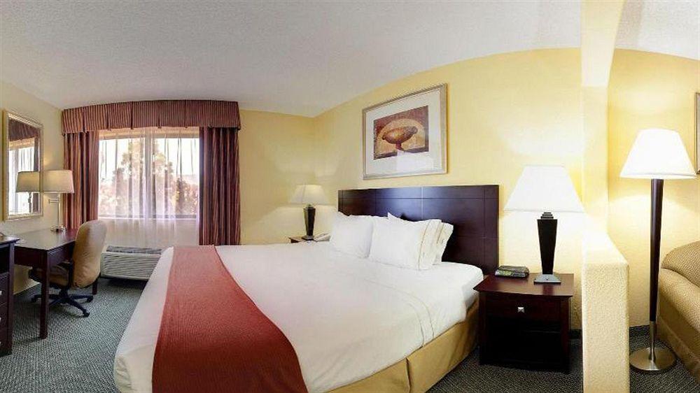Holiday Express & North By Ihg Hotel