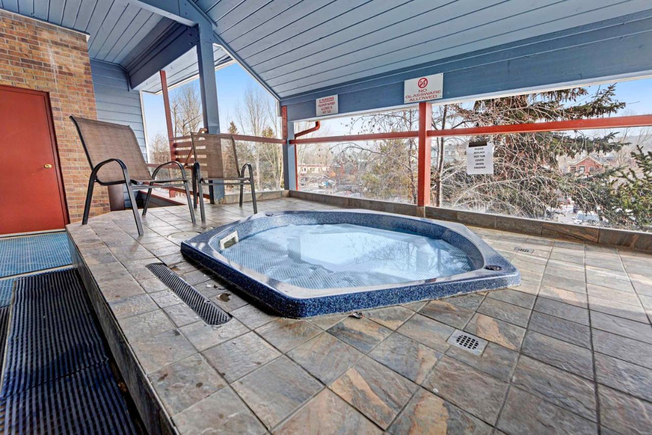 Blue River Escapade Hotel *