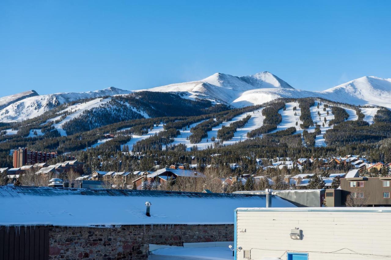 Blue River Escapade Hotel