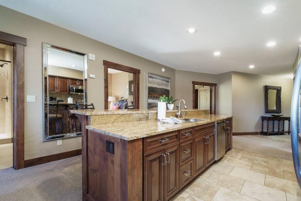 Crystal Peak 7 Paradise With Spectacular Views, Hot Tubs, And Gondola On-site! Apartment *