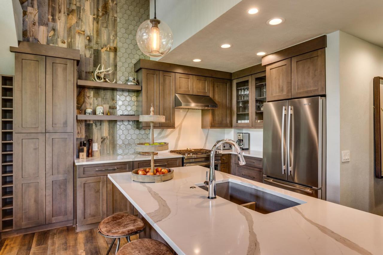 Walk To The Slopes! Completely Remodeled With 5-star Finishes And Private Hot Tub! Holiday home