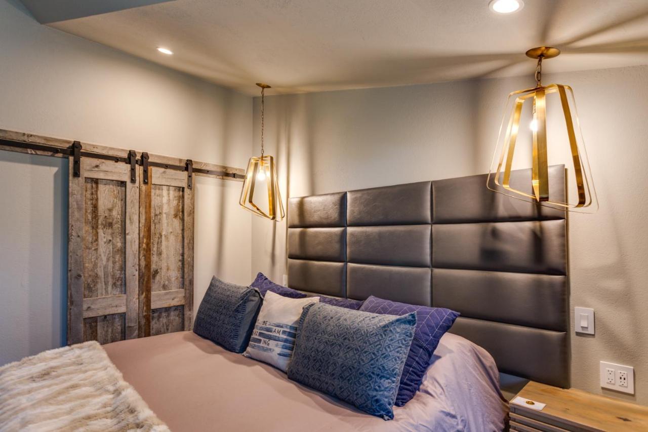 Holiday home Walk To The Slopes! Completely Remodeled With 5-star Finishes And Private Hot Tub!