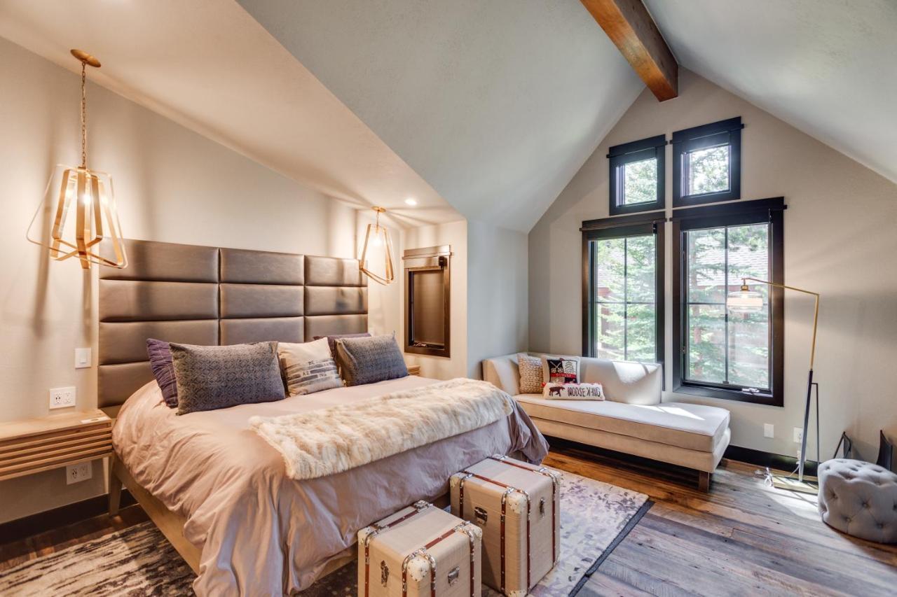 Walk To The Slopes! Completely Remodeled With 5-star Finishes And Private Hot Tub! Holiday home