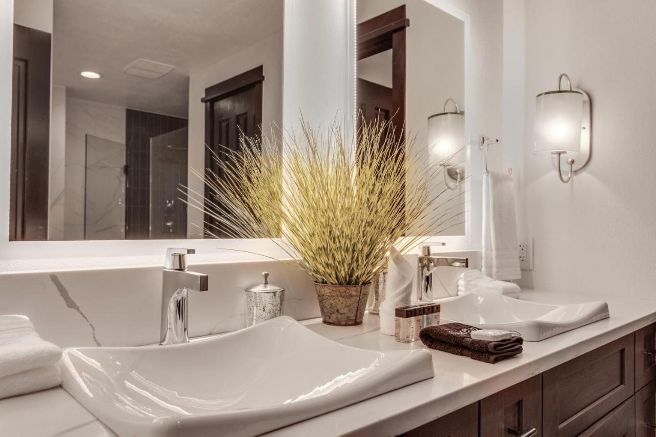 Walk To The Slopes! Completely Remodeled With 5-star Finishes And Private Hot Tub!