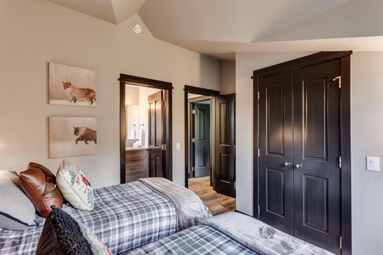 Holiday home Walk To The Slopes! Completely Remodeled With 5-star Finishes And Private Hot Tub!