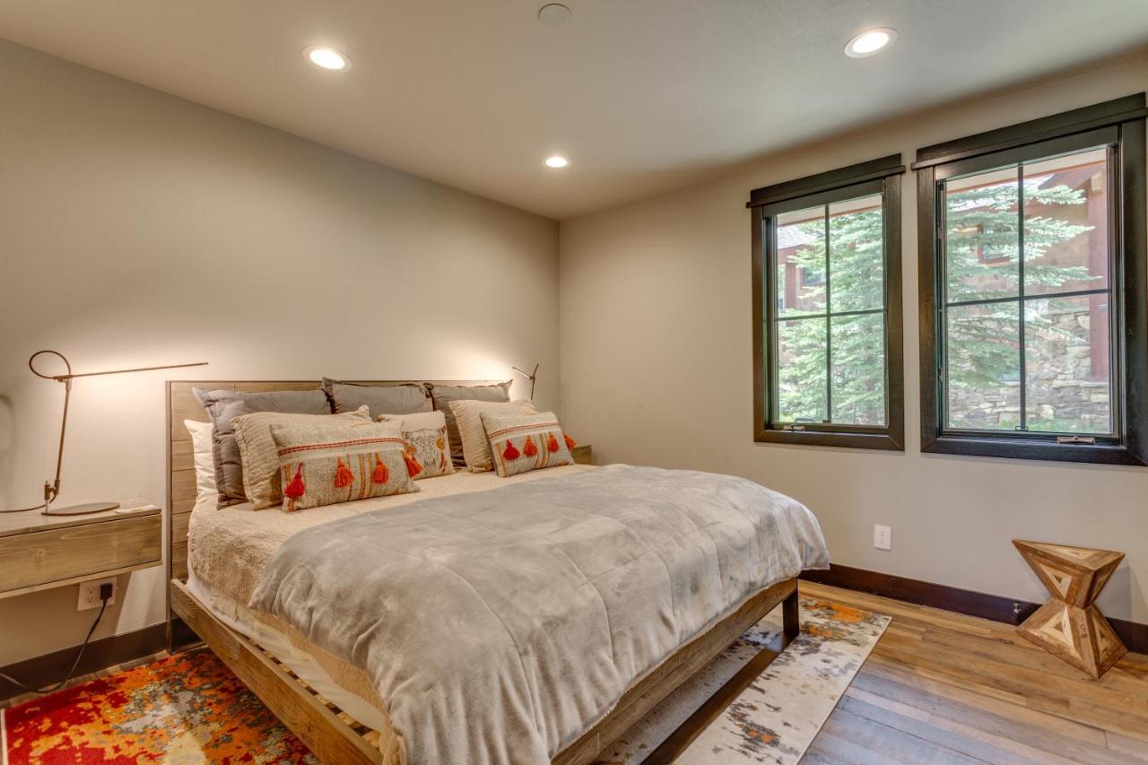 Walk To The Slopes! Completely Remodeled With 5-star Finishes And Private Hot Tub! Holiday home