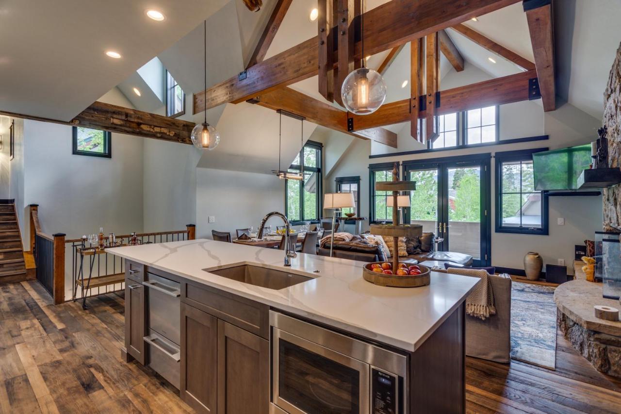 Walk To The Slopes! Completely Remodeled With 5-star Finishes And Private Hot Tub! * Breckenridge