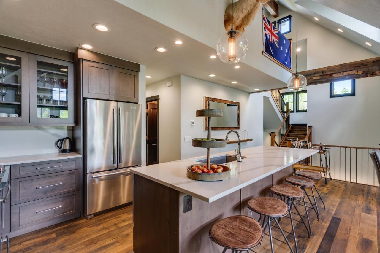 Walk To The Slopes! Completely Remodeled With 5-star Finishes And Private Hot Tub! Breckenridge