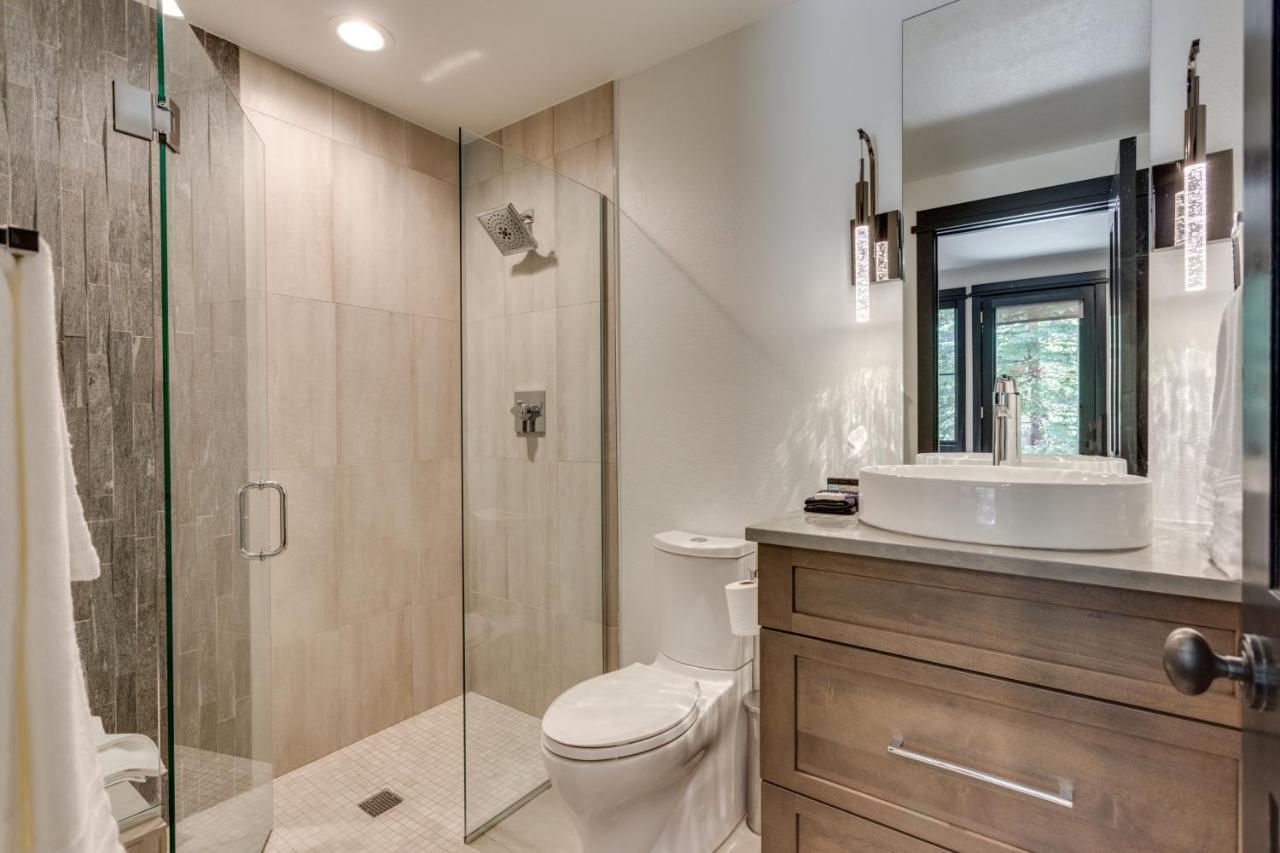 Walk To The Slopes! Completely Remodeled With 5-star Finishes And Private Hot Tub! Holiday home