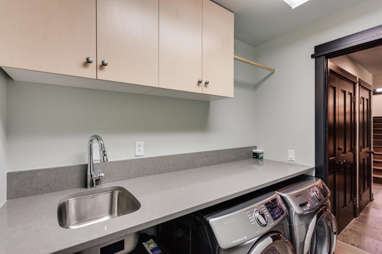 Walk To The Slopes! Completely Remodeled With 5-star Finishes And Private Hot Tub! Holiday home
