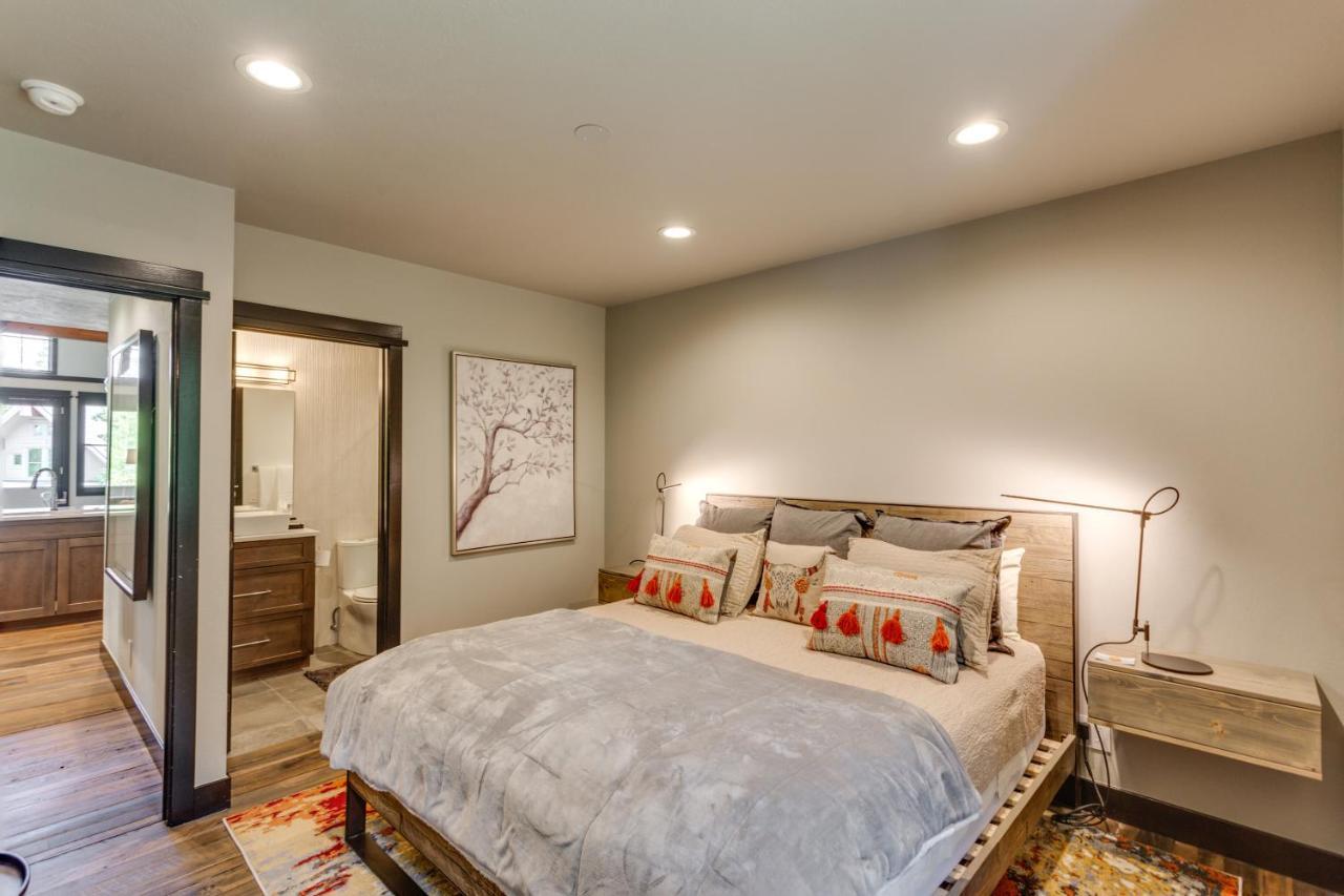 Walk To The Slopes! Completely Remodeled With 5-star Finishes And Private Hot Tub! Holiday home
