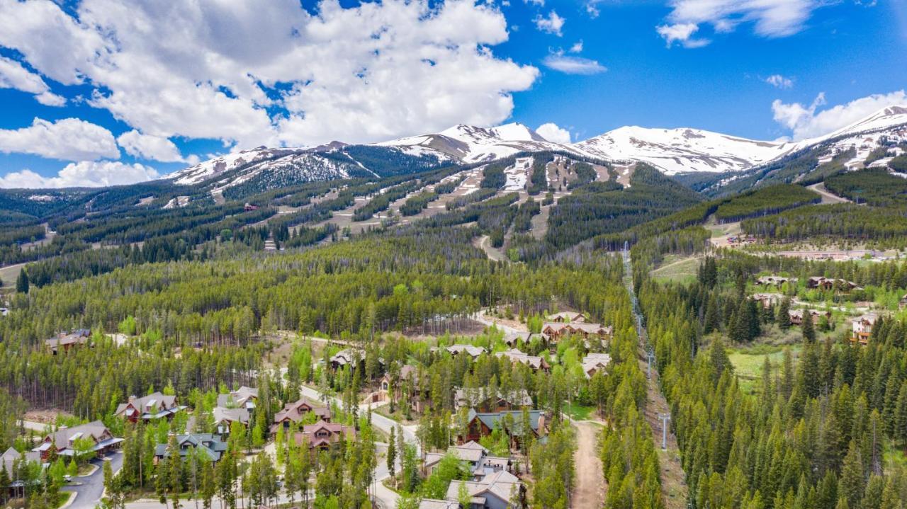Walk To The Slopes! Completely Remodeled With 5-star Finishes And Private Hot Tub! Holiday home