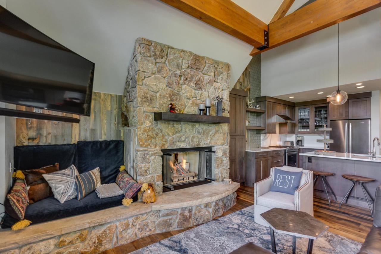 Holiday home Walk To The Slopes! Completely Remodeled With 5-star Finishes And Private Hot Tub! *