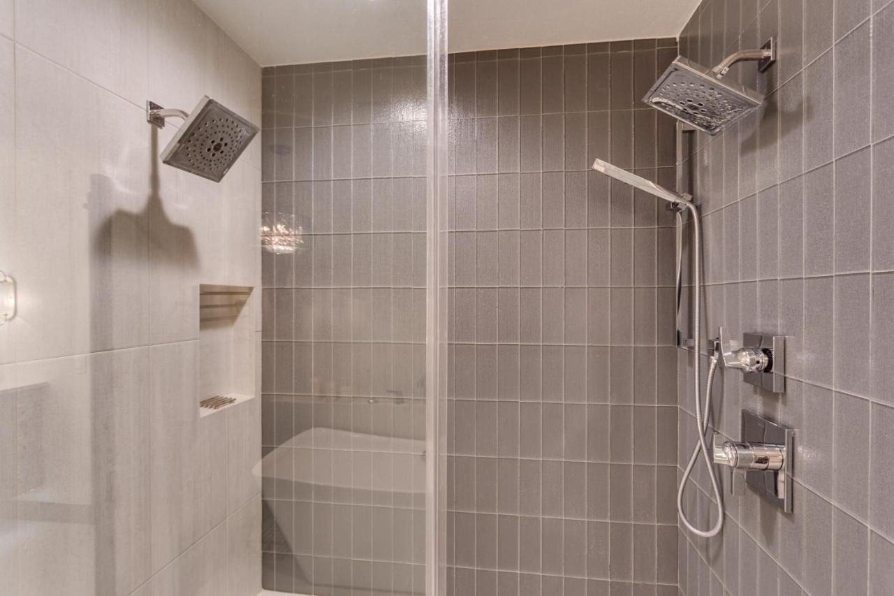 Walk To The Slopes! Completely Remodeled With 5-star Finishes And Private Hot Tub! Holiday home Breckenridge