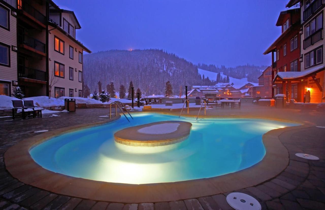 Ski-in/ski-out Luxury Condo: Mountain Views & Hot Tub Retreat Holiday home *