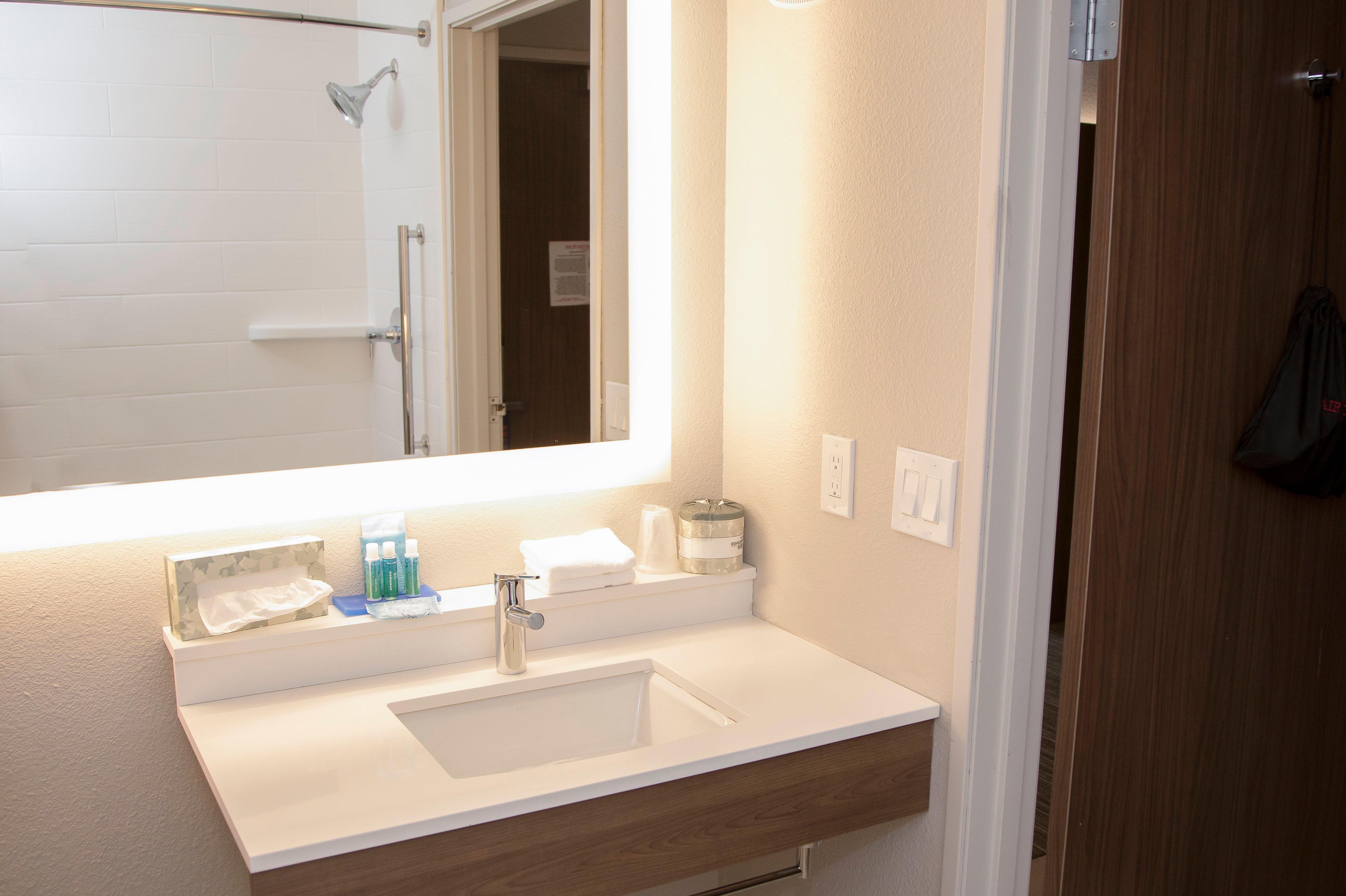 Hotel Holiday Express & North By Ihg 2*