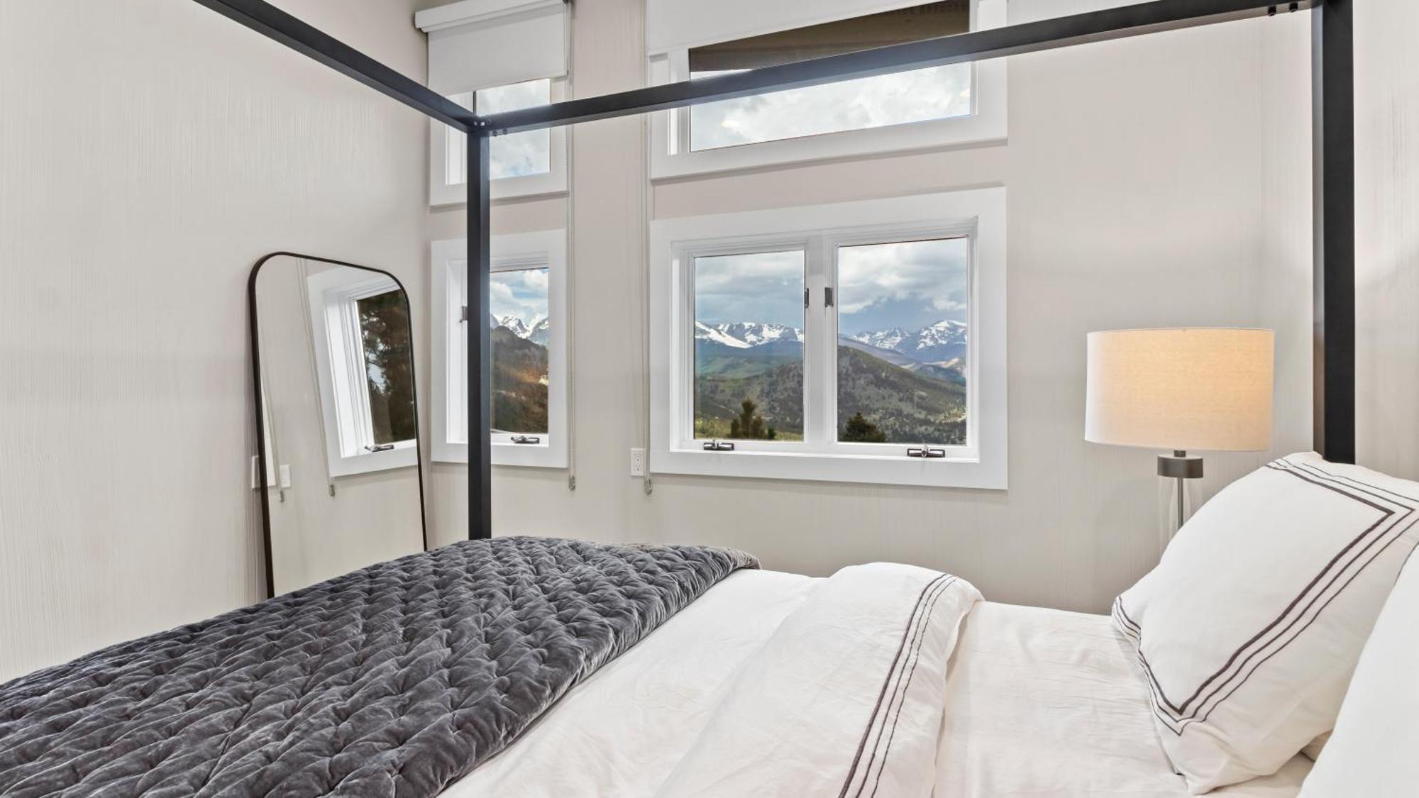 Casa De Cristal-epic Views-hottub-sauna-sleeps 10-luxury Linens-stocked Kitchen Estes Park
