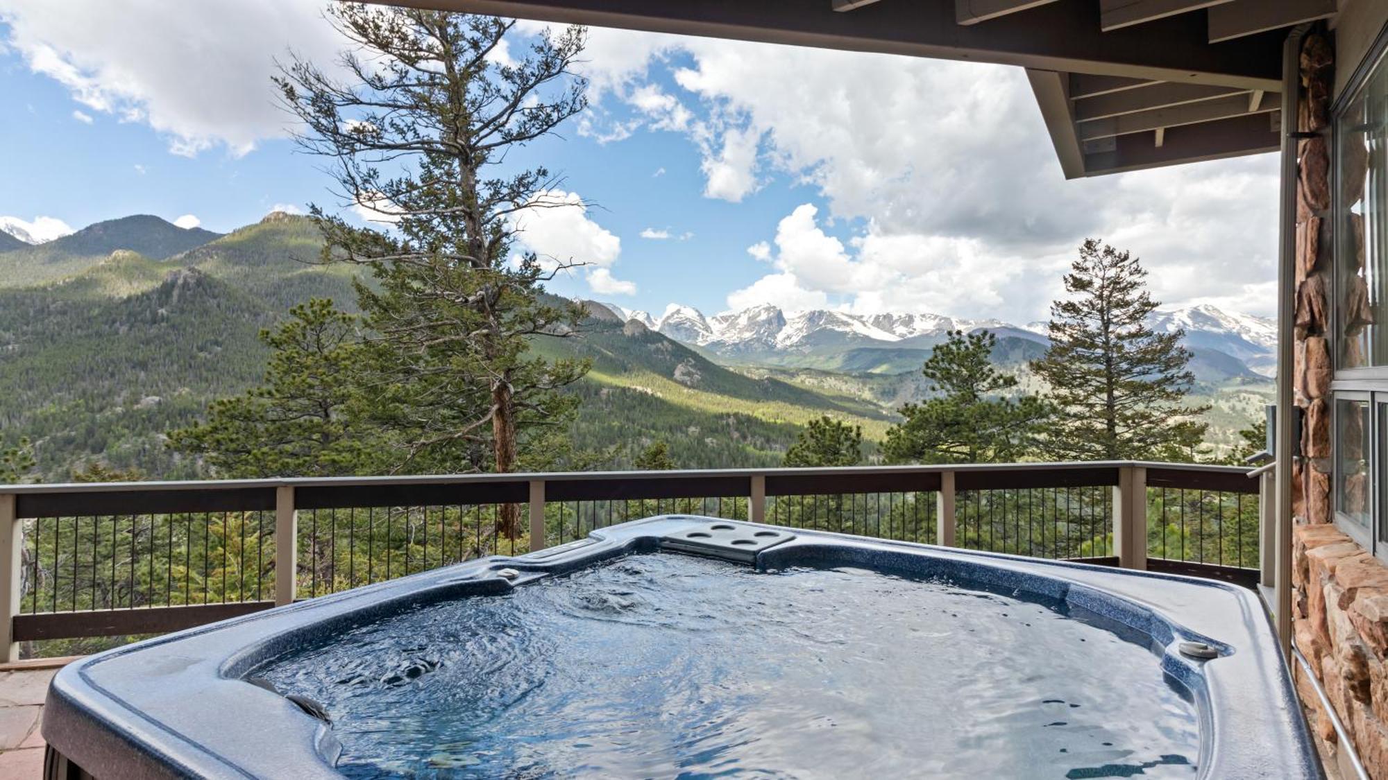 Holiday home Casa De Cristal-epic Views-hottub-sauna-sleeps 10-luxury Linens-stocked Kitchen Estes Park