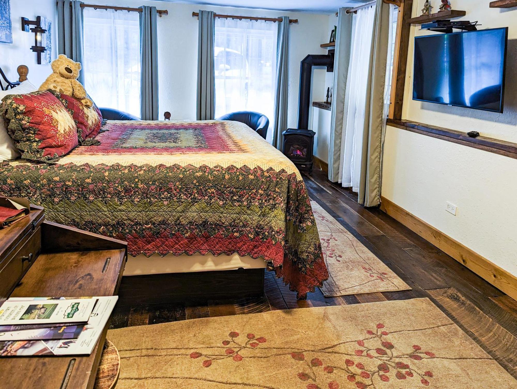 Alpen Way Mountain Lodge Evergreen