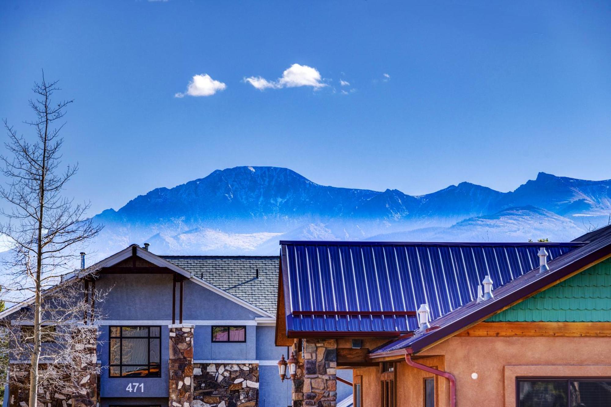 New! Mountain Views, Walk To Eat Or Shop, Garage, 3br *