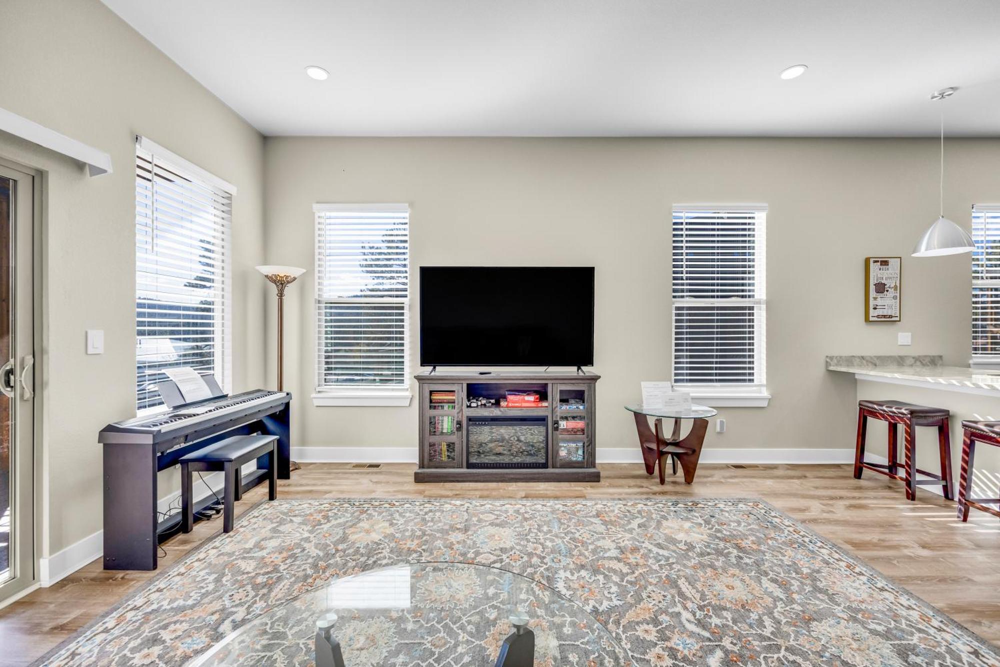 New! Mountain Views, Walk To Eat Or Shop, Garage, 3br Woodland Park