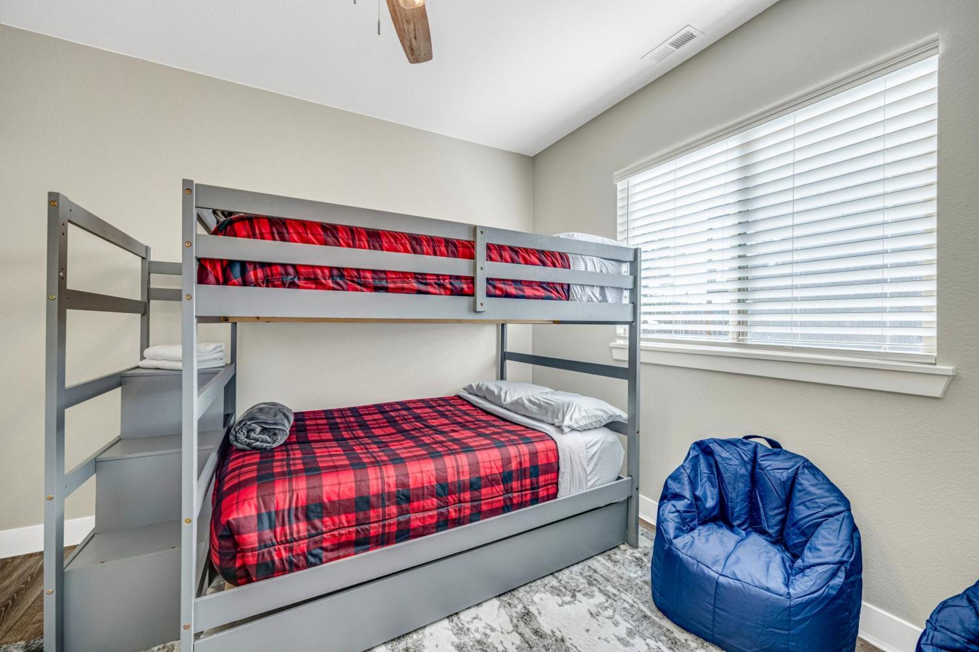 New! Mountain Views, Walk To Eat Or Shop, Garage, 3br