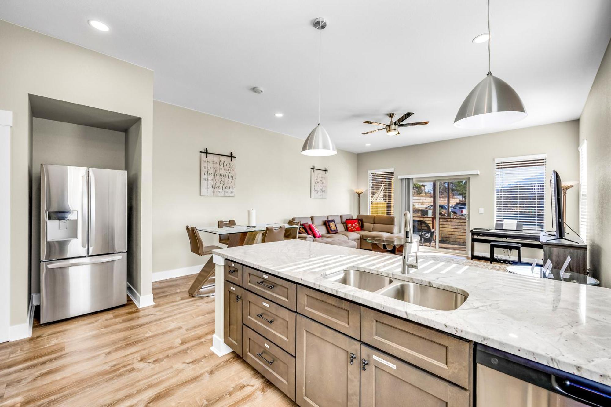 New! Mountain Views, Walk To Eat Or Shop, Garage, 3br