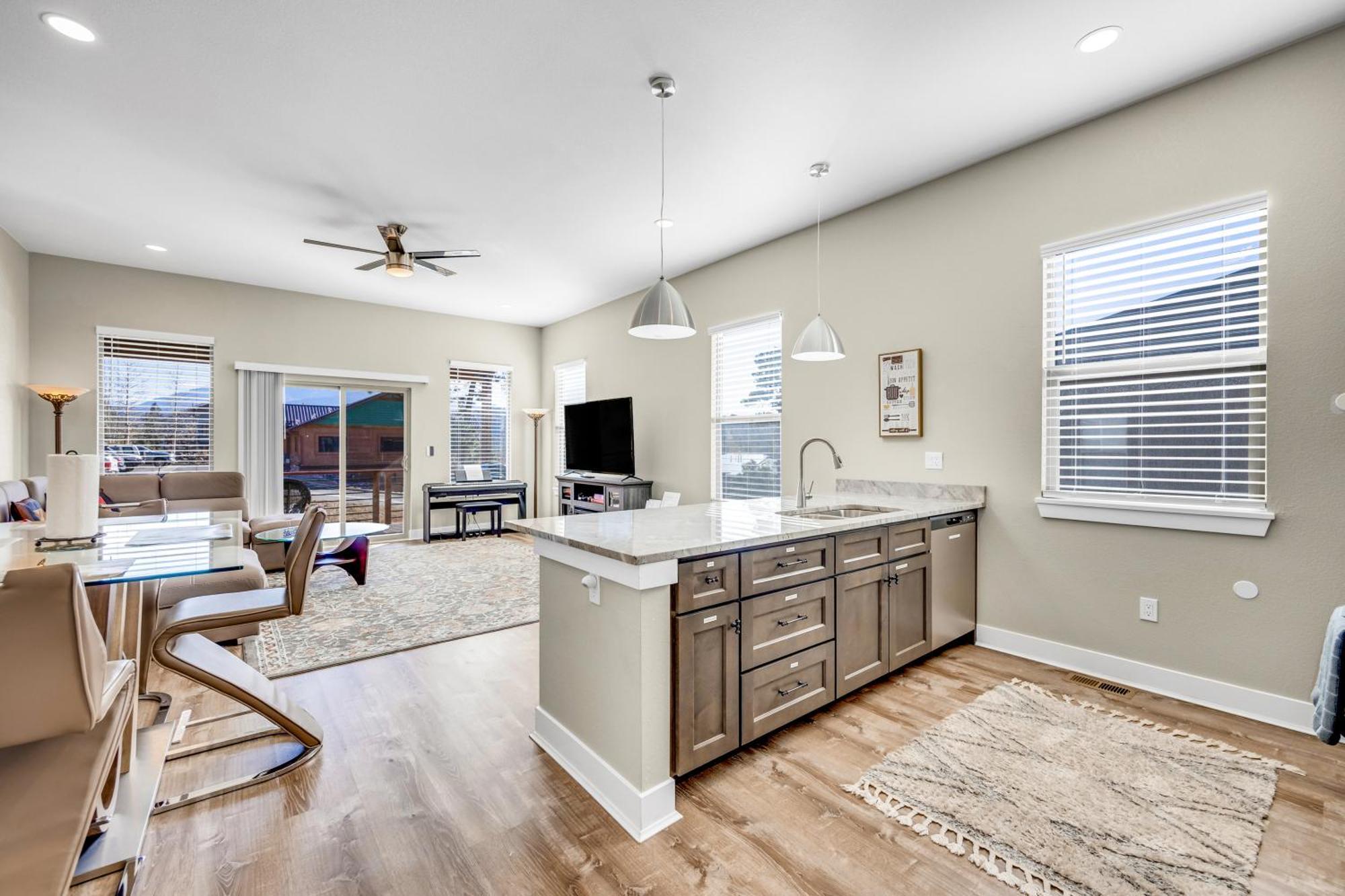 Casa de férias New! Mountain Views, Walk To Eat Or Shop, Garage, 3br