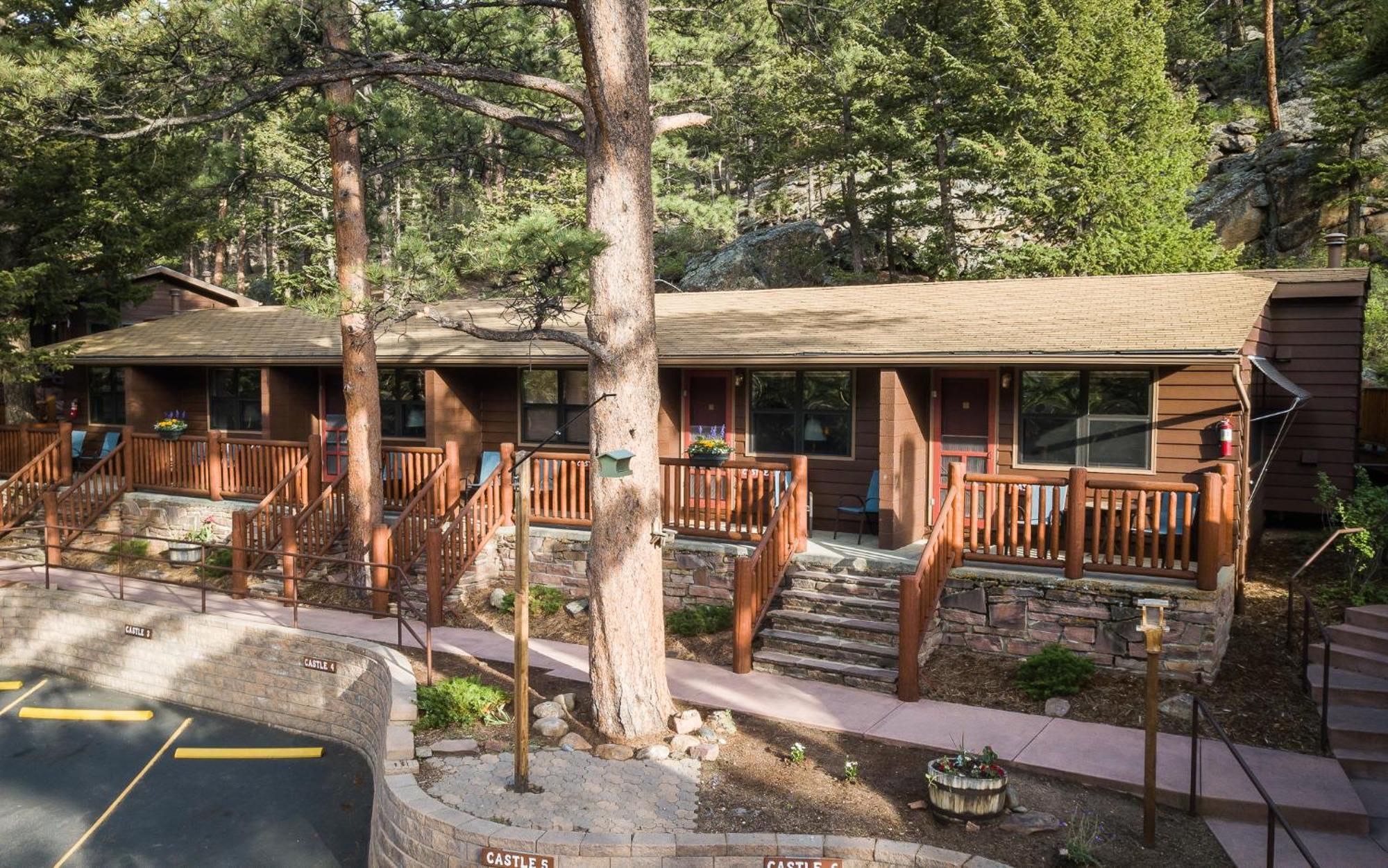 Castle Mountain Lodge *