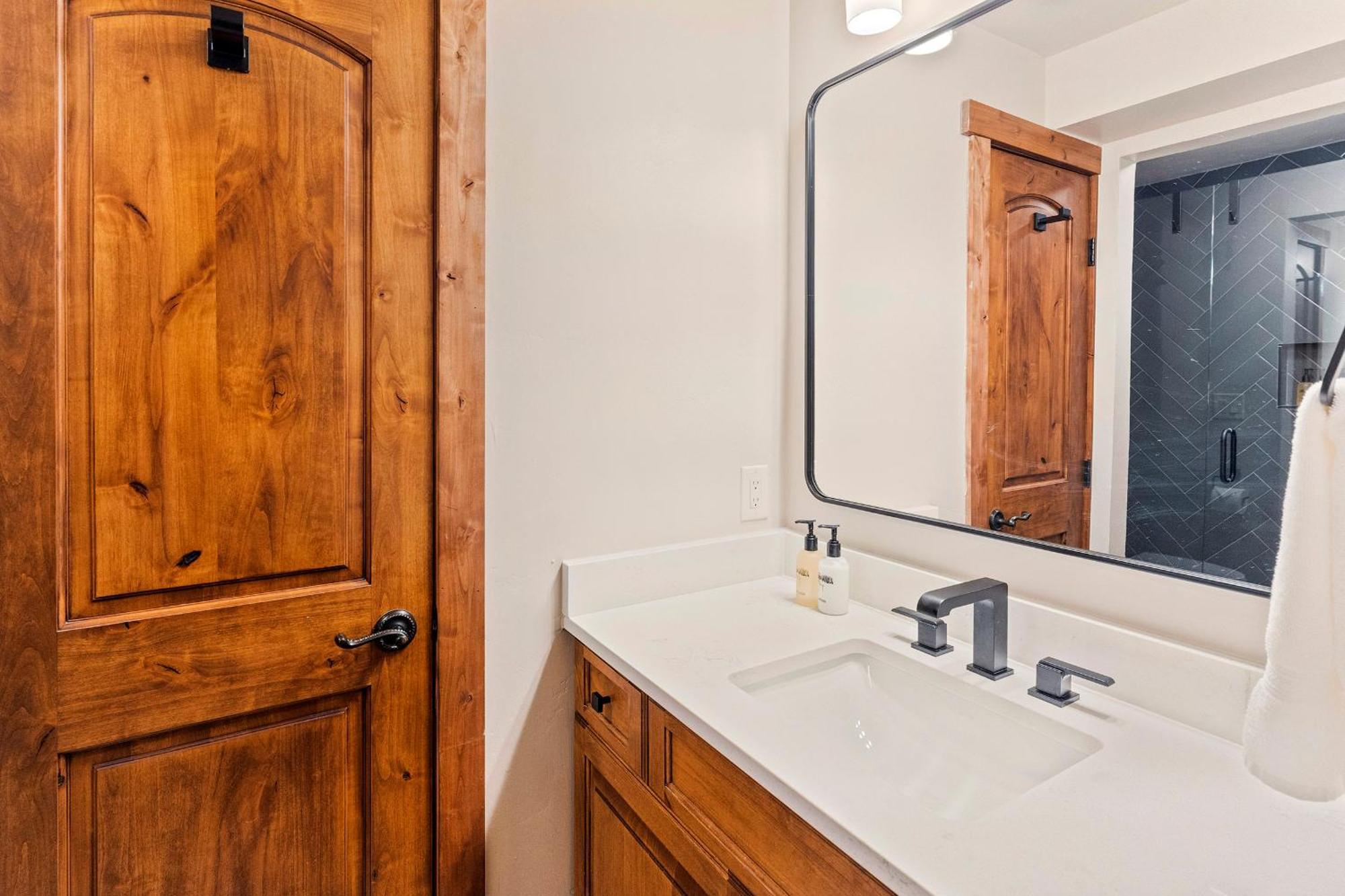 Bear Claw 406 - Ski-in Ski-out Condo! Apartment