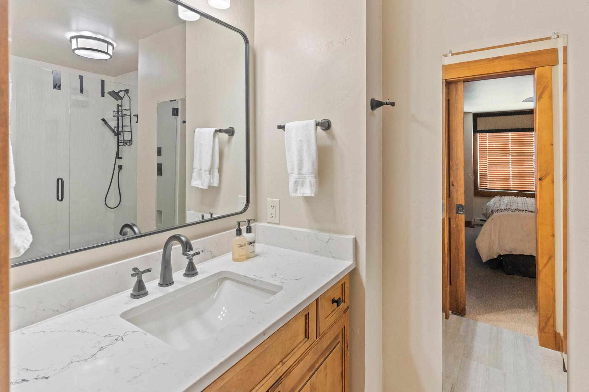 Bear Claw 406 - Ski-in Ski-out Condo! Apartment *
