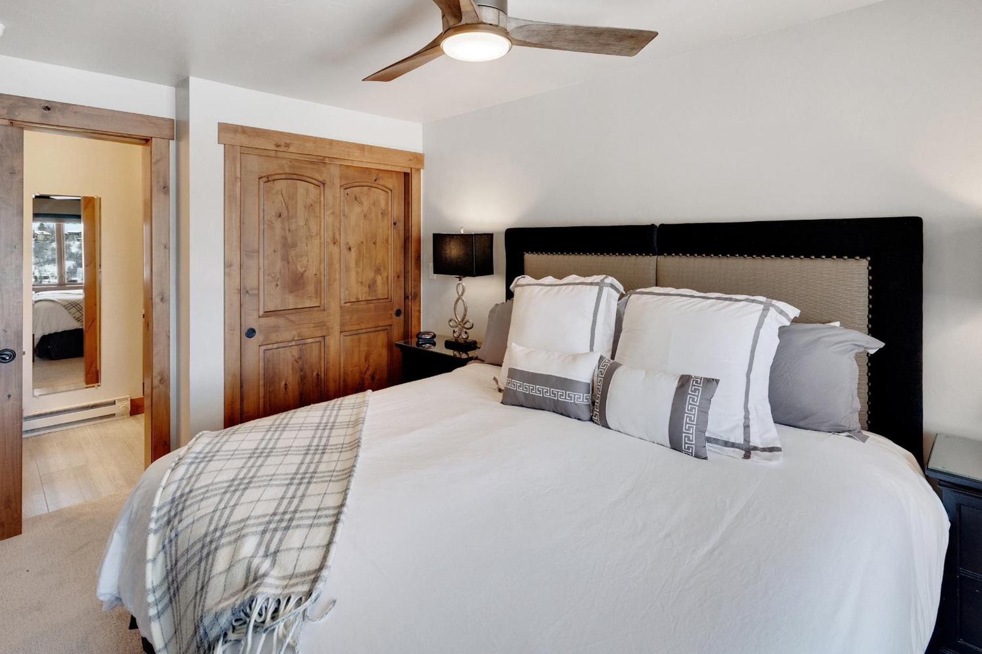 Bear Claw 406 - Ski-in Ski-out Condo!